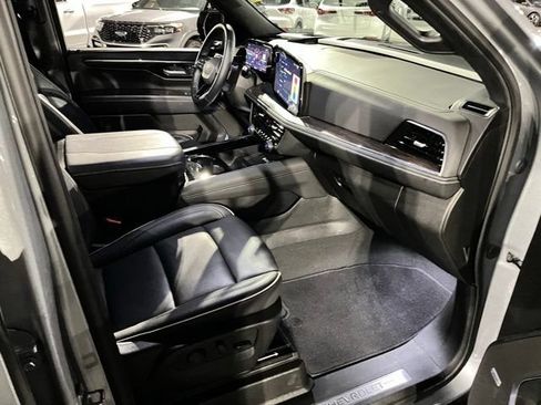 Used 2025 Chevrolet Suburban Premier AWD/4WD image 26