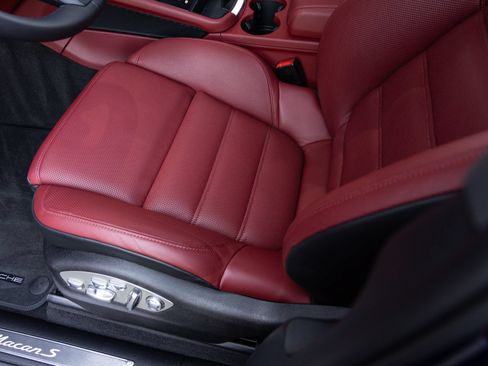 Used 2025 Porsche Macan S AWD/4WD image 23