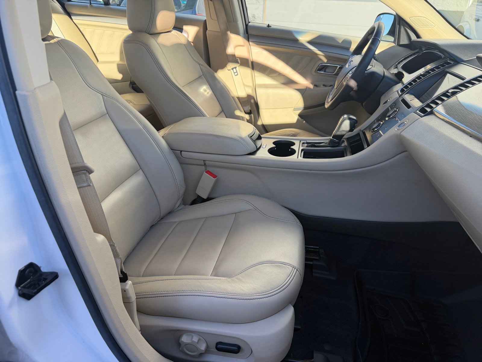 Used 2018 Ford Taurus SEL w/ Equipment Group 201A FWD image 32