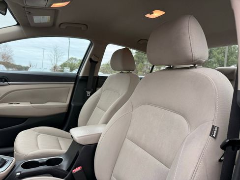 Used 2017 Hyundai Elantra SE image 15