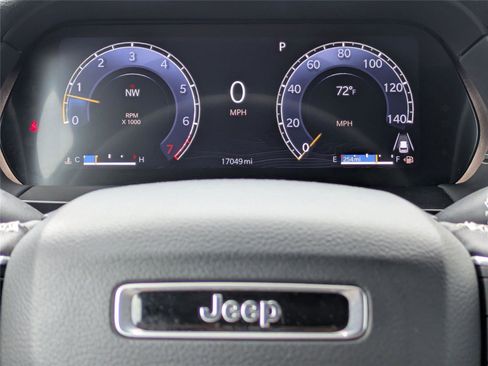 Used 2025 Jeep Grand Cherokee Altitude AWD/4WD image 31