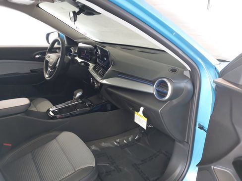 Used 2025 Chevrolet Trax LT w/ Driver Confidence Package image 29