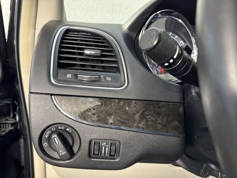 Used 2015 Chrysler Town & Country Touring-L w/ Driver Convenience Group FWD image 15