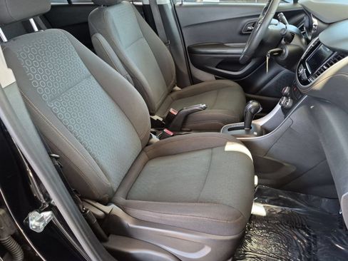 Used 2022 Chevrolet Trax LS w/ Tint and Cruise Package FWD image 27