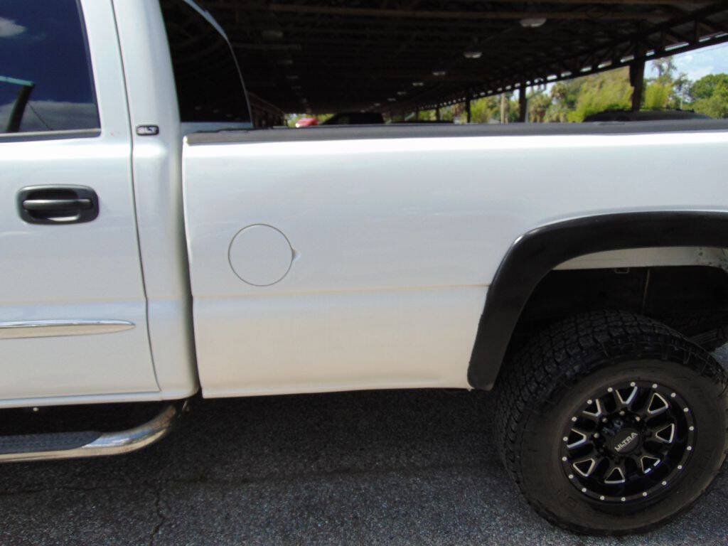 Used 2004 GMC Sierra 2500 SLT w/ Heavy-Duty Power Package AWD/4WD image 8