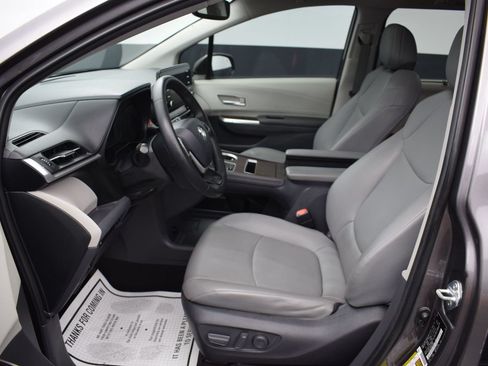 Used 2021 Toyota Sienna XLE FWD image 16