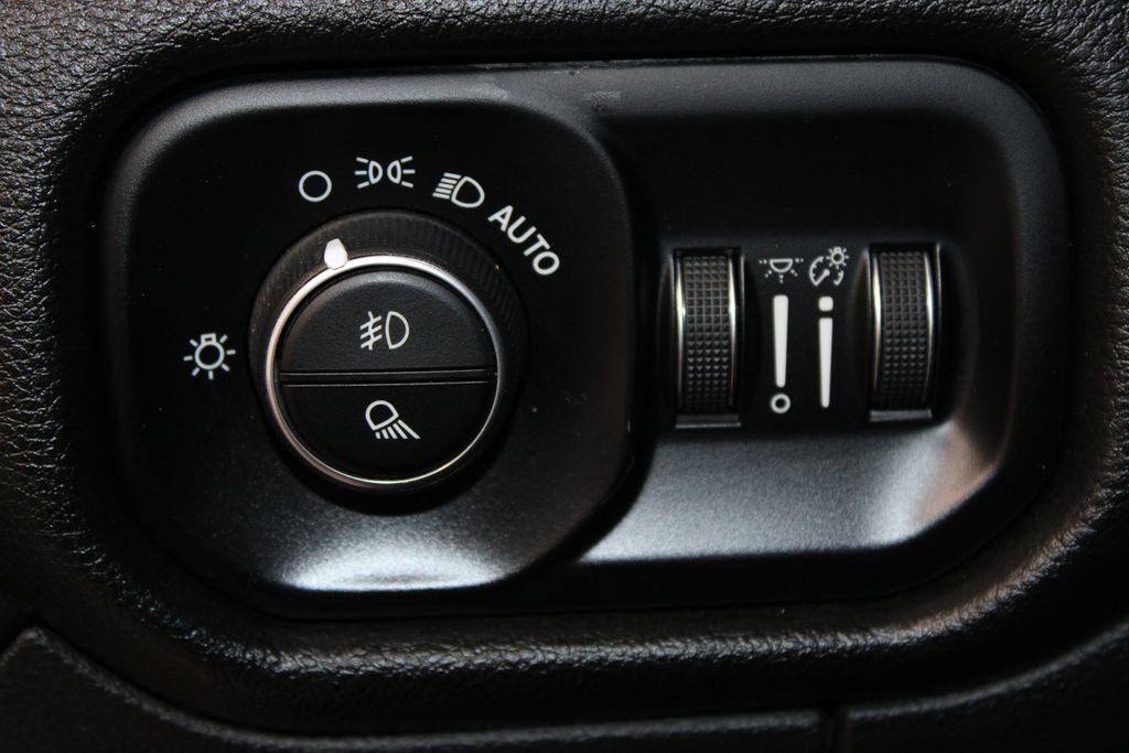 Used 2025 RAM 1500 Laramie AWD/4WD image 29
