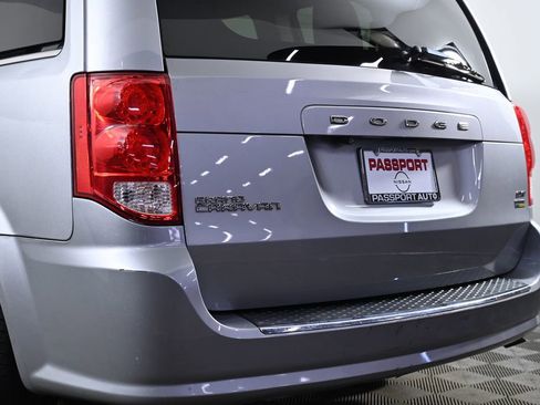 Used 2019 Dodge Grand Caravan SXT image 8