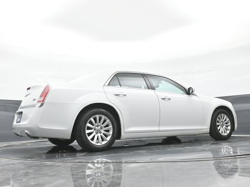 Used 2013 Chrysler 300 RWD image 40