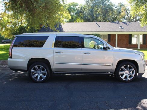 Used 2015 Cadillac Escalade ESV Premium image 3