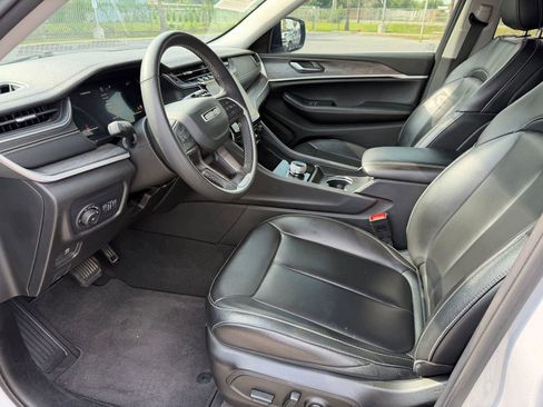 Used 2024 Jeep Grand Cherokee Limited w/ Black Appearance Package RWD image 3