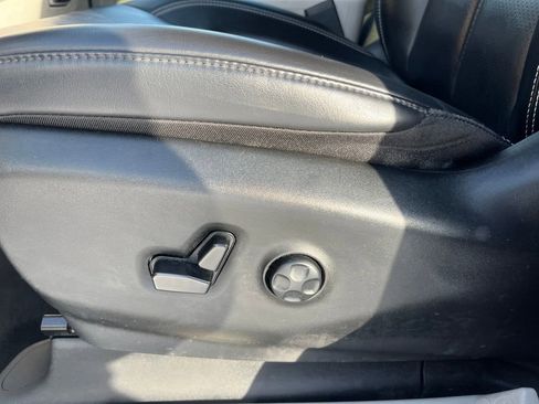 Used 2023 Chrysler Pacifica Touring-L image 17