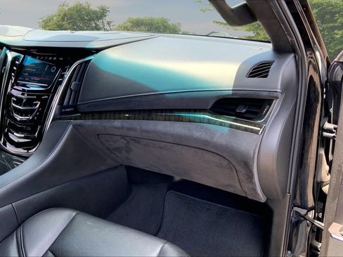 Used 2018 Cadillac Escalade Platinum AWD/4WD image 26