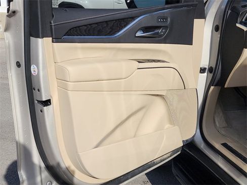 Used 2023 Cadillac Escalade Premium Luxury image 11