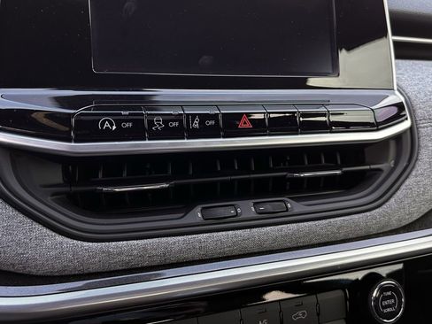 Used 2025 Jeep Compass Latitude image 22