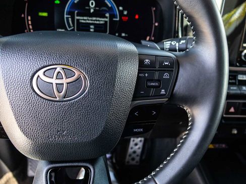 Used 2025 Toyota Camry SE image 37