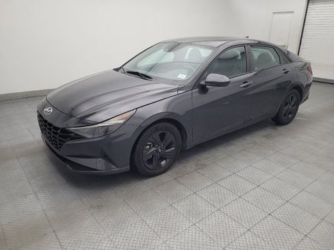 Used 2021 Hyundai Elantra SEL FWD image 2