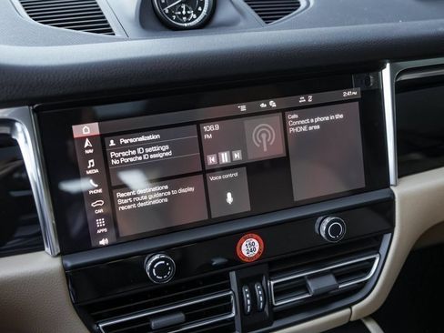 Certified 2026 Porsche Macan AWD/4WD image 23