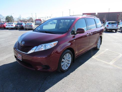 Used 2016 Toyota Sienna LE image 1