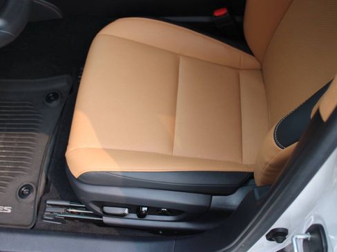 Used 2025 Lexus ES 350 w/ Technology Package FWD image 9
