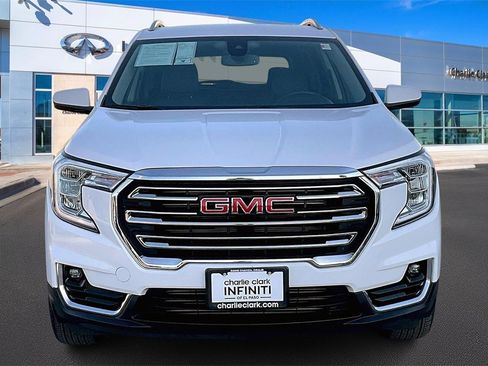 Used 2024 GMC Terrain SLT image 3