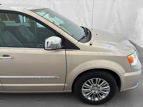 Used 2016 Chrysler Town & Country Touring-L w/ Driver Convenience Group FWD image 7