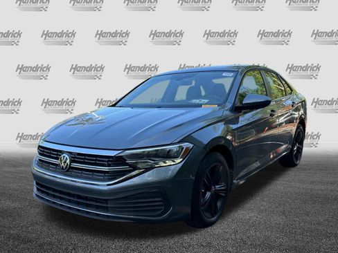 Used 2024 Volkswagen Jetta SE w/ Panoramic Sunroof Package image 7