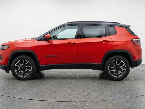 Used 2025 Jeep Compass Trailhawk image 5