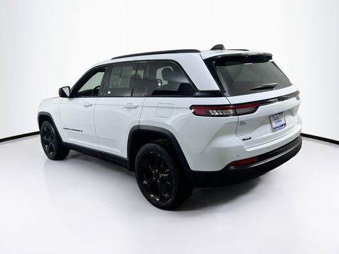 Used 2023 Jeep Grand Cherokee Altitude image 7