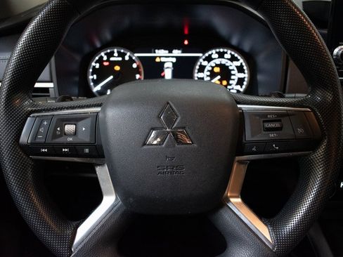 Used 2024 Mitsubishi Outlander ES image 12