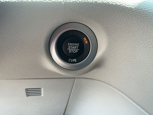 Used 2024 Chrysler Pacifica Touring-L FWD image 23