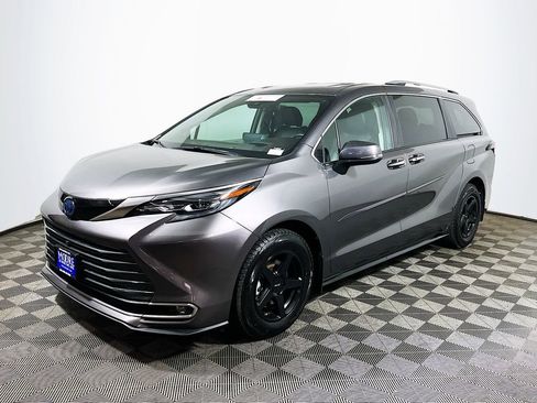 Certified 2024 Toyota Sienna Platinum FWD image 4