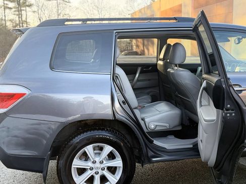 Used 2012 Toyota Highlander SE w/ Tow Pkg image 9