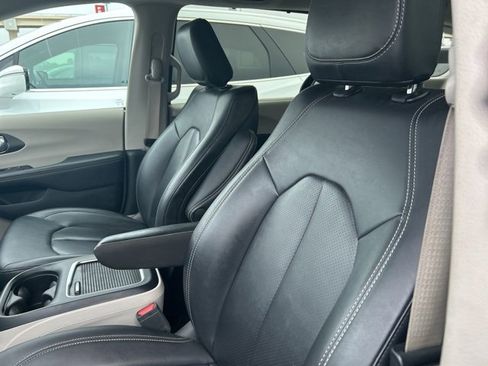 Used 2024 Chrysler Pacifica Touring-L image 39