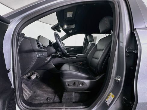 Used 2025 Chevrolet Traverse LT FWD image 13