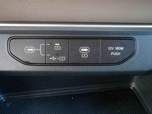 Used 2025 Kia Carnival FWD image 33