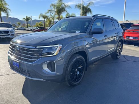 Certified 2025 Volkswagen Atlas SE w/ Panoramic Sunroof Package image 5