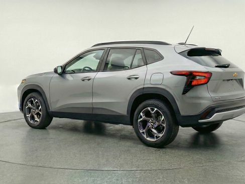 Used 2025 Chevrolet Trax LT image 6