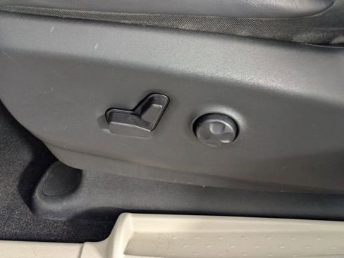 Used 2023 Chrysler Pacifica Touring-L image 11