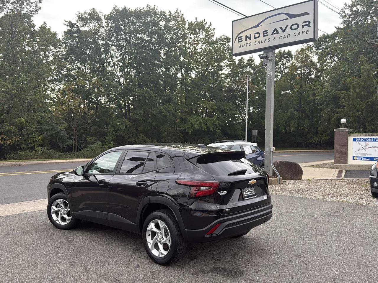 Used 2024 Chevrolet Trax LS w/ LS Convenience Package FWD image 4