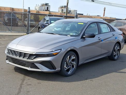 Certified 2025 Hyundai Elantra Sport FWD image 3