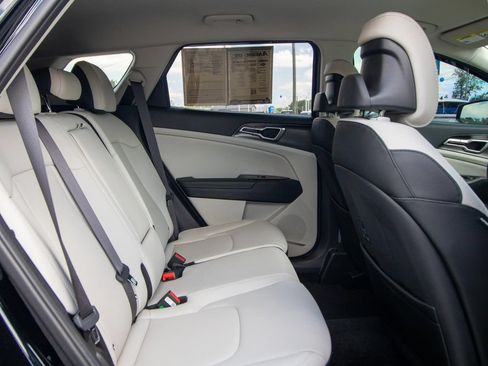 Used 2025 Kia Sportage EX FWD image 17