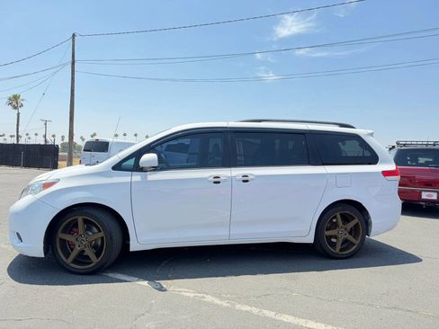 Used 2014 Toyota Sienna LE FWD image 2