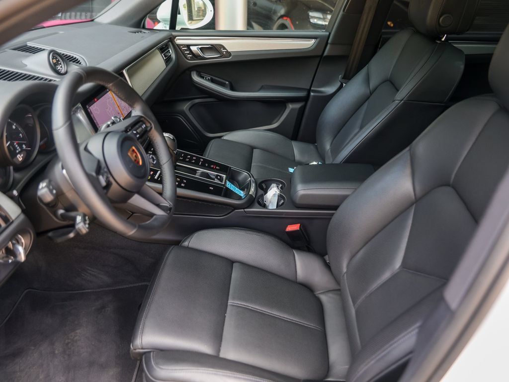 Certified 2026 Porsche Macan AWD/4WD image 17