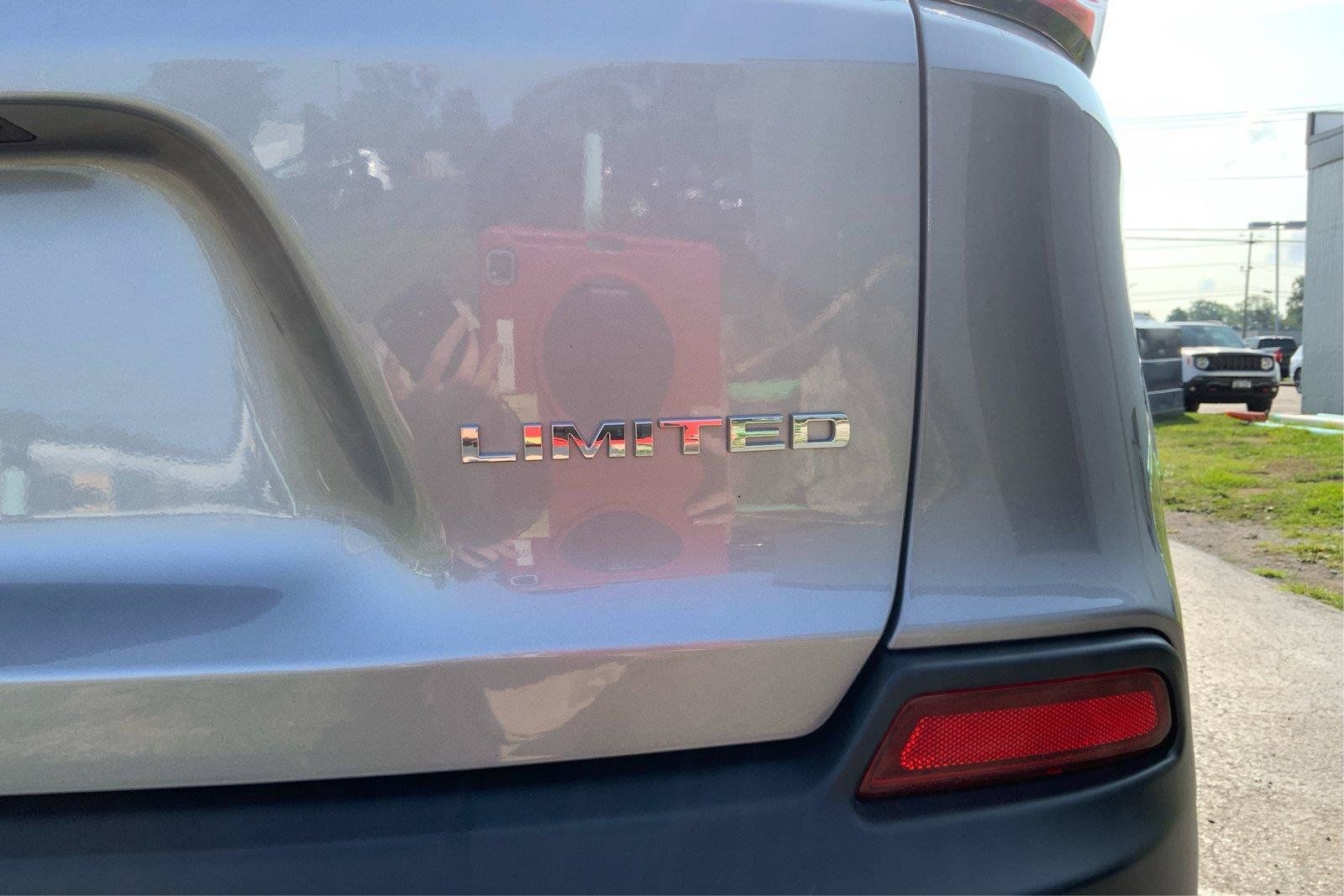 Used 2019 Jeep Cherokee Limited AWD/4WD image 23