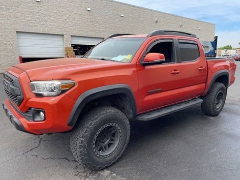 Used 2017 Toyota Tacoma TRD Off-Road image 4