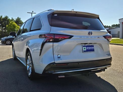 Used 2023 Toyota Sienna Platinum AWD/4WD image 3