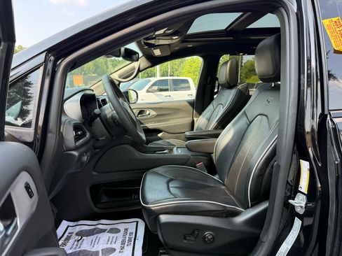 Used 2025 Chrysler Pacifica Limited FWD image 11