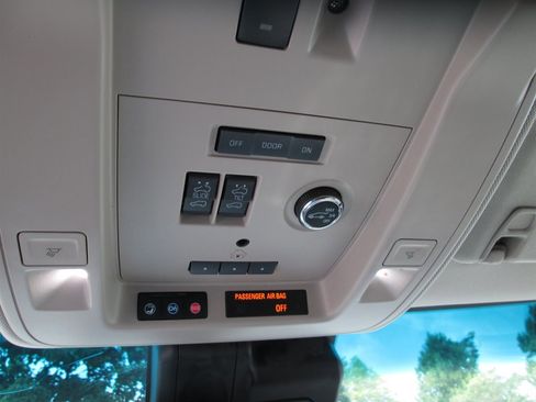 Used 2018 Cadillac Escalade ESV Luxury image 11