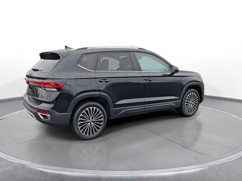 Used 2025 Volkswagen Taos SE FWD image 8